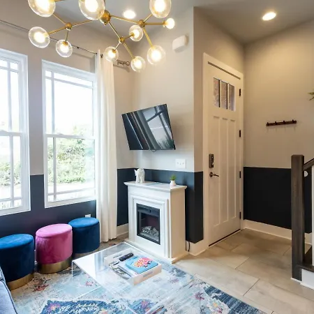 Heights Townhome With Free Parking & 3 Baths *
