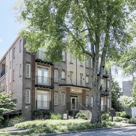 Spacious 3-story West End | Free Garage Parking For 2 | Walk To Vanderbilt & Music Row Apartment Nashville