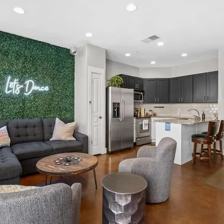 3-story West End | Free Garage Parking | Near Vanderbilt Medical * Nashville