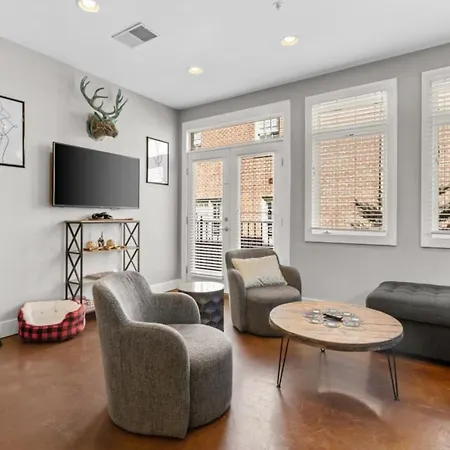 Apartment 3-story West End | Free Garage Parking | Near Vanderbilt Medical