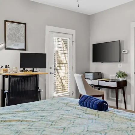 Apartment Three-level West End With Private Office And Free Secured Parking *