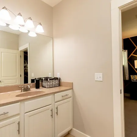 The Johnny Cash - Music Row District - Free Garage Parking - King Bed * Nashville