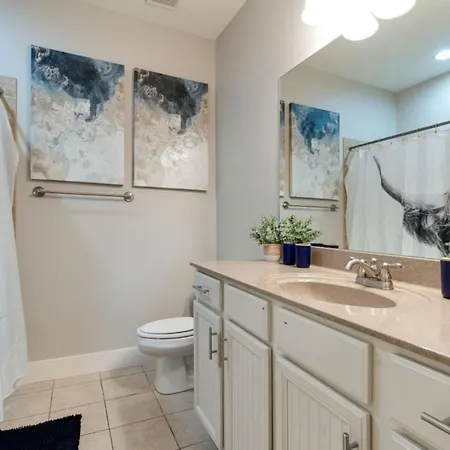 Three-level West End With Private Office And Free Secured Parking Apartment Nashville