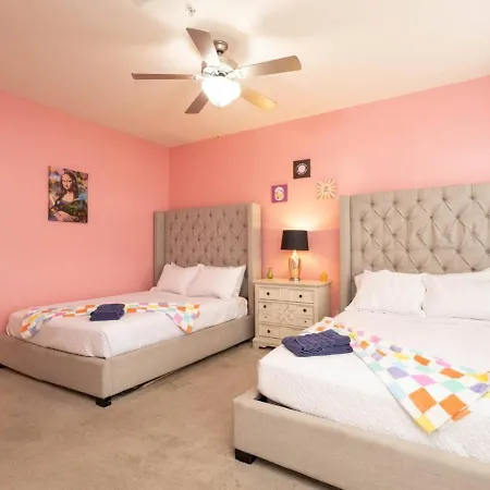 Pink Experience - West End Broadway & Restaurants Nashville