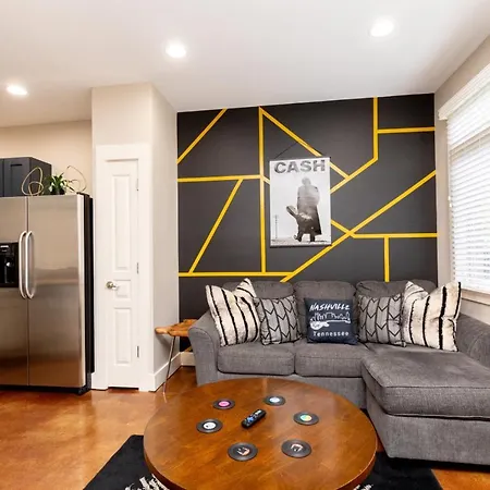 The Johnny Cash - Music Row District - Free Garage Parking - King Bed *