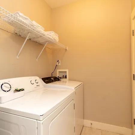 The Johnny Cash - Music Row District - Free Garage Parking - King Bed * Nashville