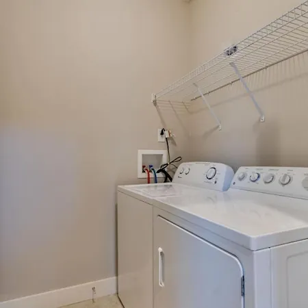 Modern 3-story West End - Free 2-car Garage Apartment Nashville