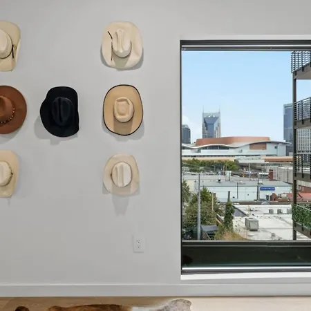 Downtown Pool, Gym + Skyline Views Walk To Bridgestone Apartment *