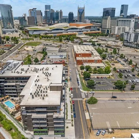 Downtown Pool, Gym + Skyline Views Walk To Bridgestone Nashville