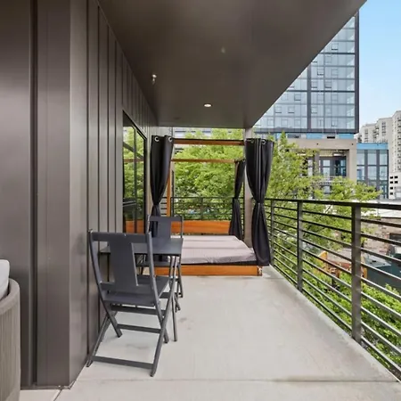 Downtown Pool, Gym + Skyline Views Walk To Bridgestone Nashville