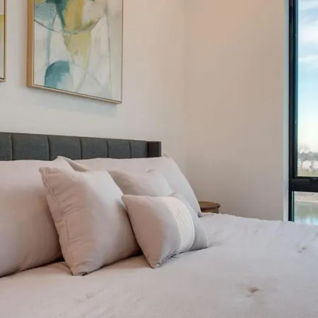 The Riverfront Vip - Walk To Broadway & Nissan Stadium - Free Garage Apartment