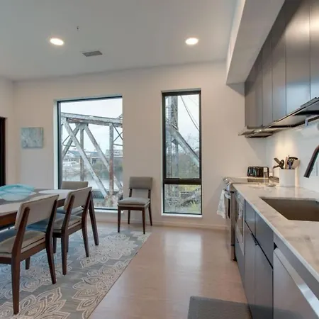 The Riverfront Vip - Walk To Broadway & Nissan Stadium - Free Garage Apartment