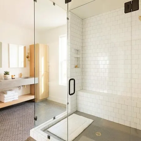 Nash Chic Near Dt Rooftop Luxe Comfort