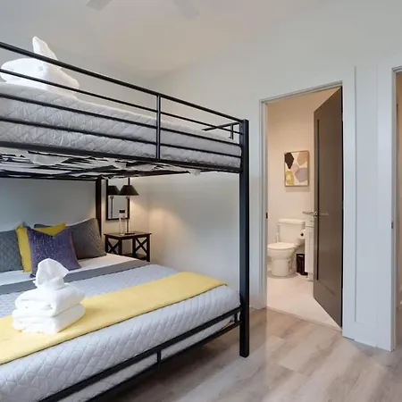 New East Oasis 13beds Roofdeck Free Parking Holiday home *