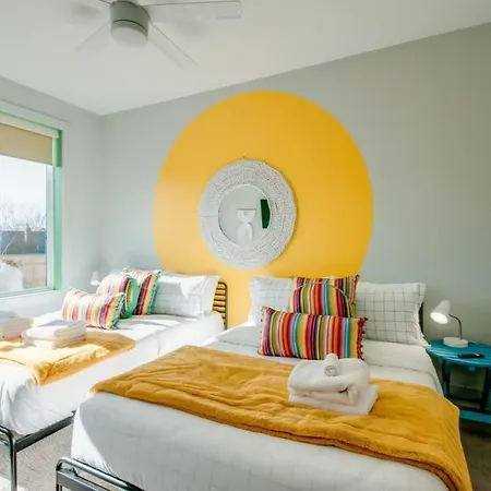 East Nash Lux - 13 Beds & Views Holiday home