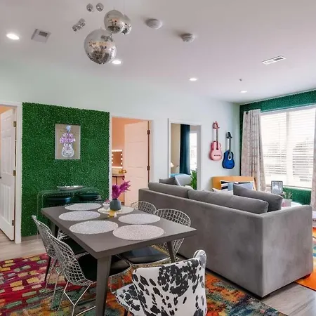 New 4 Bedroom Near Dt Walk To Restaurants Apartment