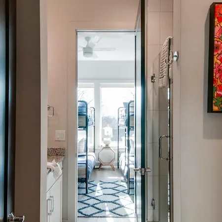 East Nash Lux - 13 Beds & Views *