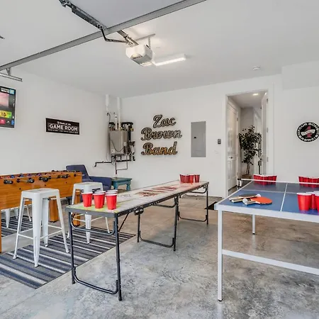 New Luxe 4br 12 Beds - Roofdeck Views - Chefs Kitchen Holiday home *