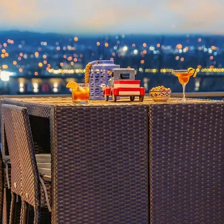 New Nashvegas Downtown Rooftop Views 13beds Holiday home *