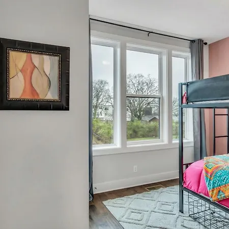 New Luxe 4br 12 Beds - Roofdeck Views - Chefs Kitchen Holiday home Nashville