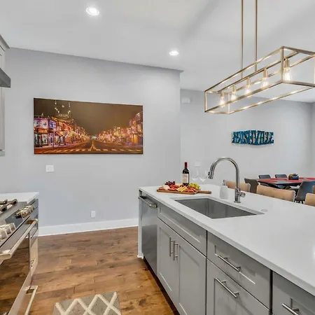 New Luxe 4br 12 Beds - Roofdeck Views - Chefs Kitchen Nashville