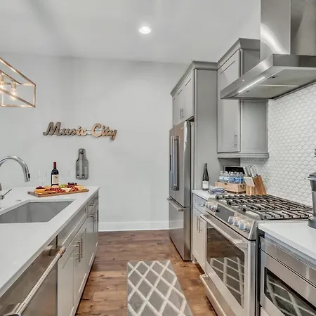 New Luxe 4br 12 Beds - Roofdeck Views - Chefs Kitchen * Nashville