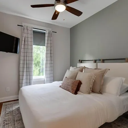 Unforgettable Townhome-close To Broadway-10 Beds! Holiday home