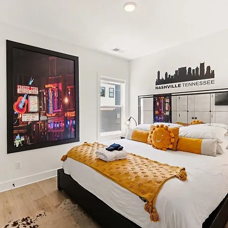 Beautiful Balcony Sleeps 12 4 Miles From Broadway
