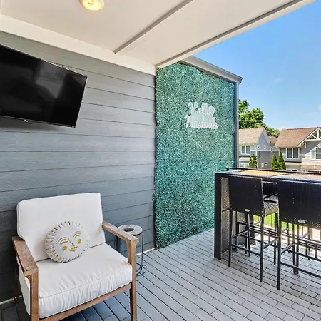 Holiday home Beautiful Balcony Sleeps 12 4 Miles From Broadway