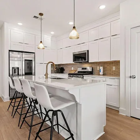 Beautiful Balcony Sleeps 12 4 Miles From Broadway Nashville