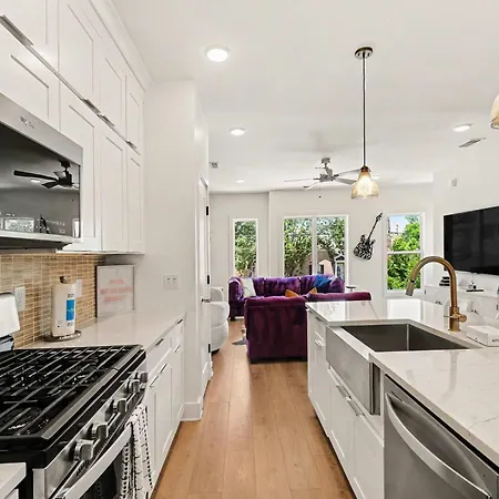 Beautiful Balcony Sleeps 12 4 Miles From Broadway Nashville