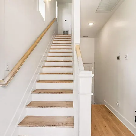 Holiday home Beautiful Balcony Sleeps 12 4 Miles From Broadway Nashville