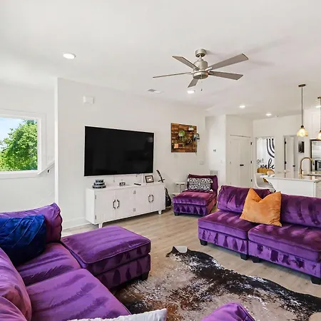 Beautiful Balcony Sleeps 12 4 Miles From Broadway
