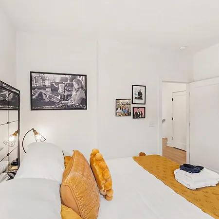 Holiday home Beautiful Balcony Sleeps 12 4 Miles From Broadway