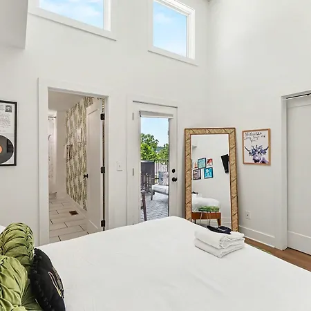 Beautiful Balcony Sleeps 12 4 Miles From Broadway Nashville