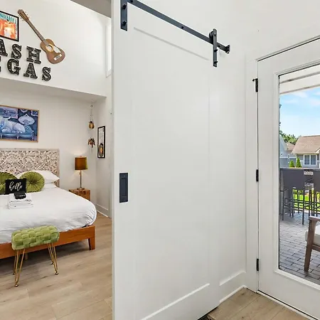 Beautiful Balcony Sleeps 12 4 Miles From Broadway Holiday home *