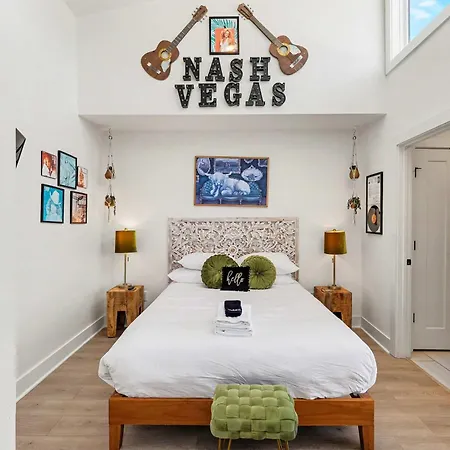 Beautiful Balcony Sleeps 12 4 Miles From Broadway Holiday home Nashville