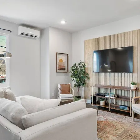 Holiday home East Nash 3br/3.5ba | Rooftop Fire Pit + Views *