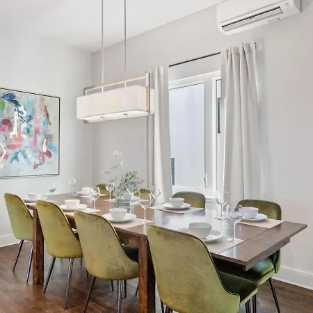 East Nash 3br/3.5ba | Rooftop Fire Pit + Views Holiday home