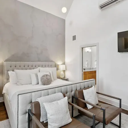 East Nash 3br/3.5ba | Rooftop Fire Pit + Views Holiday home