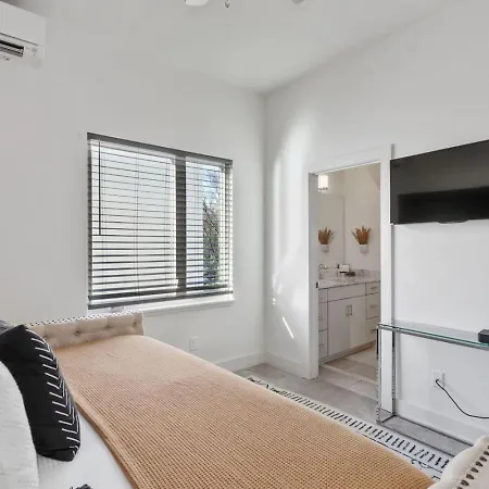 East Nash 3br/3.5ba | Rooftop Fire Pit + Views *