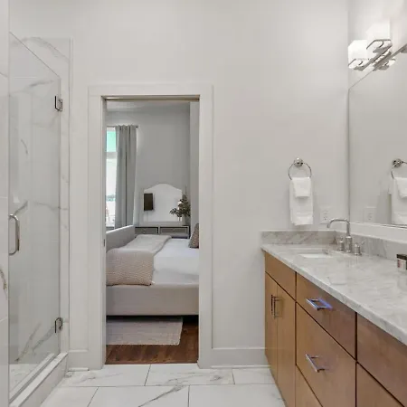 East Nash 3br/3.5ba | Rooftop Fire Pit + Views Holiday home