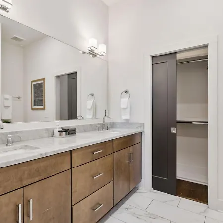 Holiday home East Nash 3br/3.5ba | Rooftop Fire Pit + Views Nashville