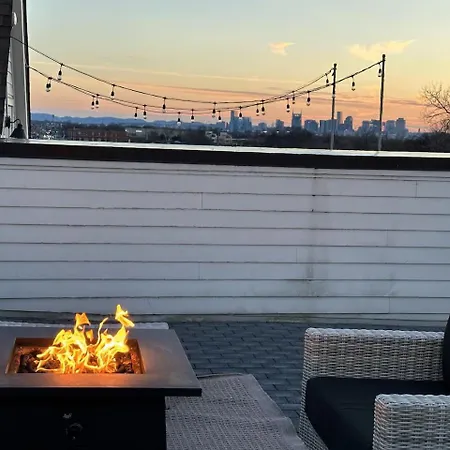 East Nash 3br/3.5ba | Rooftop Fire Pit + Views Holiday home *