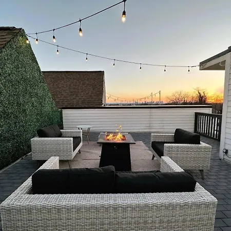 Holiday home East Nash 3br/3.5ba | Rooftop Fire Pit + Views Nashville