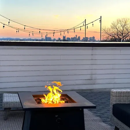 East Nash 3br/3.5ba | Rooftop Fire Pit + Views Holiday home *