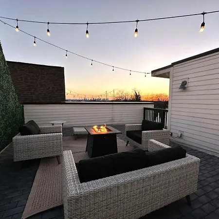 Holiday home East Nash 3br/3.5ba | Rooftop Fire Pit + Views *