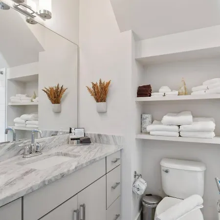 Holiday home East Nash 3br/3.5ba | Rooftop Fire Pit + Views *