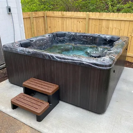 The Playhouse: 4br With Spa, Basketball & Games Holiday home *