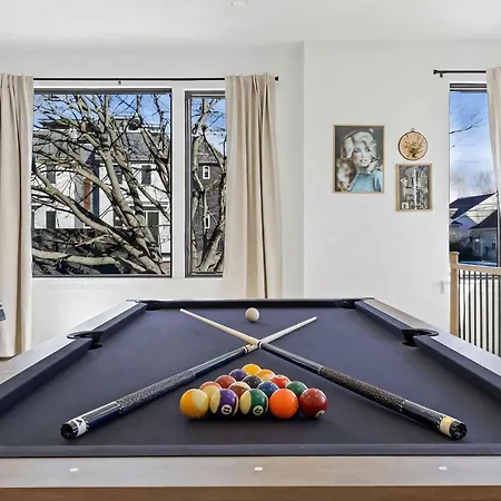 Hot Tub Poker Pool Table & Rooftop Mls View *